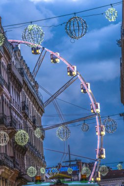 Renkli Aydınlatılmış Christimas Tatil Dekorasyonları Sokak Dönme Dolap Binaları Şehir Lyon France