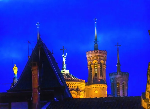 Střechy Bazilika Notre Dame Osvětlené Noci Venku Centra Města Lyon — Stock fotografie