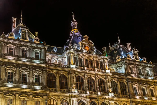 Renkli Aydınlatılmış Gece Otel de Ville Belediye Binası Şehir Kenti Fransa. 1600 'lerin sonunda Lyon' un en büyük tarihi binalarından biri inşa edilmiş. UNESCO Dünya Mirasları Listesi