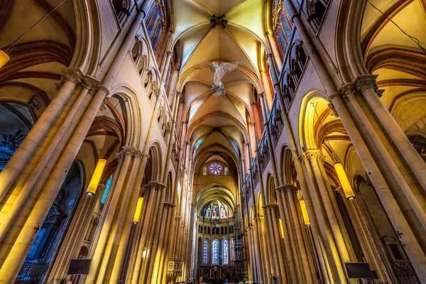 リヨン フランス 2022年1月5日聖ヨハネ大聖堂大聖堂アーチステンドグラスリヨンフランス 大聖堂は11800年に始まり 1480年に完成した — ストック写真
