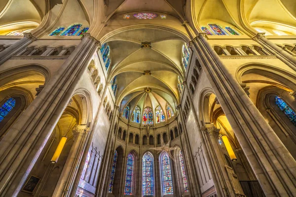 リヨン フランス 2022年1月5日聖ヨハネ大聖堂大聖堂アーチステンドグラスリヨンフランス 治承4年 1180年 に大聖堂が始まり 文明13年 1480年 — ストック写真