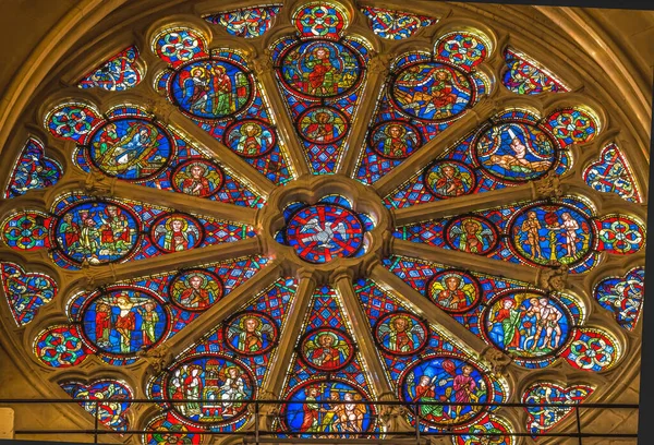 フランス リヨン 2022年1月5日イエス キリスト聖霊聖書の物語ステンドグラスのバラの窓聖ヨハネ大聖堂リヨン フランス 治承4年 1180年 に大聖堂が始まり 文明13年 1480年 — ストック写真