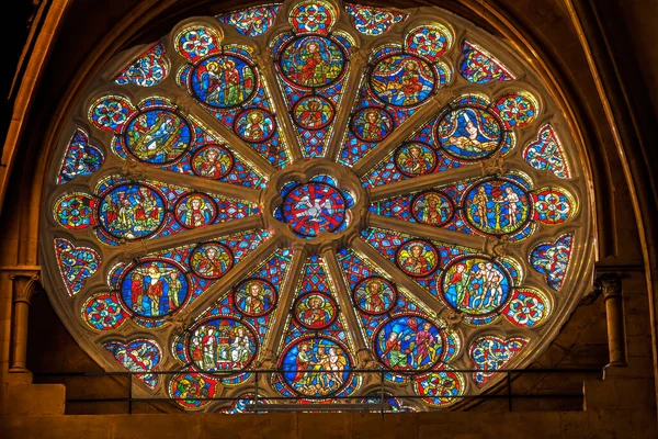 フランス リヨン 2022年1月5日イエス キリスト聖霊聖書の物語ステンドグラスのバラの窓聖ヨハネ大聖堂リヨン フランス 治承4年 1180年 に大聖堂が始まり 文明13年 1480年 — ストック写真