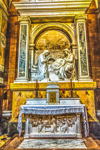 Лион, Франция - 5 января 2022 года - Jesus Raising Lazarus Statue Side Chapel Saint Marthe Hospital Hotel -Fuju Chapel Felca Lyon France. Часовня была построена для больницы под тем же названием 1655.