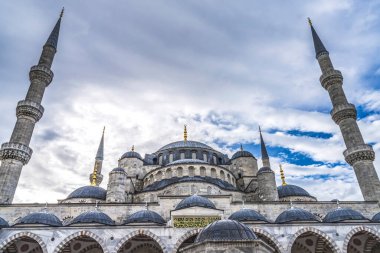 Mavi Cami İstanbul Minareleri Türkiye. Mavi Cami ya da Sultan Ahmed Camii, Osmanlı Türkleri tarafından 1616 yılında inşa edilmiştir. Camiler, Kuran 'dan Arapça bir deyiş olan insanların resimlerini taşımaz..