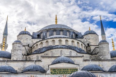 İstanbul 'daki Mavi Cami. Mavi Cami ya da Sultan Ahmed Camii, Osmanlı Türkleri tarafından 1616 yılında inşa edilmiştir. Camiler, Kuran 'dan Arapça bir deyiş olan insanların resimlerini taşımaz..