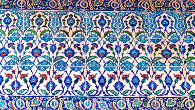 İstanbul, Türkiye - 10 Mayıs 2023 Mavi Cami Bazilikası İstanbul Türkiye. Mavi Cami ya da Sultan Ahmed Camii, Osmanlı Türkleri tarafından 1616 yılında inşa edilmiştir. Camilerde hiç insan resmi yok. Bu yüzden İslami süslemeler çiçeklerle süslenmiş.