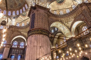 İstanbul, Türkiye - 10 Mayıs 2023 Mavi Cami Elektrikli Sütun Işıkları Bazilika Evleri Cam Boyalı İstanbul Türkiye. Osmanlı Türkleri tarafından 1616 yılında inşa edilen Mavi Cami veya Sultan Ahmed Camii. 