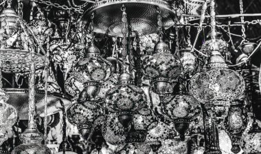 Siyah ve Beyaz Türk Geleneksel Mozaik Lambaları Büyük Pazar İstanbul Türkiye 'yi süslüyor. Geleneksel Mozaik Lambaları Türk cami ve mezarlarında bulunuyordu. Işık Kuran 'ın ilahi varlığını ve ışığını temsil eder..