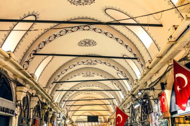 İstanbul, Türkiye - 10 Mayıs 2023 Mavi Cami Elektrikli Işıklar Bazilika Evleri Camdan yapılma İstanbul Türkiye. Mavi Cami ya da Sultan Ahmed Camii, Osmanlı Türkleri tarafından 1616 yılında inşa edilmiştir. Camilerde hiç insan resmi yok. Bu yüzden İslami süslemeler çiçeklerle süslenmiş.
