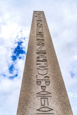 İstanbul İstanbul Konstantinopolis Hippodromu 'nun Mısır Hiyeroglifleri Obelisk' i. Obelisk, 324 yılında İmparator Büyük Theodosius tarafından Mısır 'dan getirildi. Aslen M.Ö. 1490 'da Luxor' daki Karnak Tapınağı 'ndan inşa edildi.