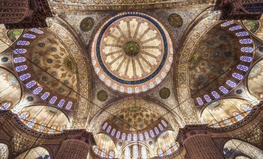 İstanbul, Türkiye - 10 Mayıs 2023 Mavi Cami Elektrikli Işıklar Bazilika Evleri Camdan yapılma İstanbul Türkiye. Mavi Cami ya da Sultan Ahmed Camii, Osmanlı Türkleri tarafından 1616 yılında inşa edilmiştir. Camilerde hiç insan resmi yok. Bu yüzden İslami süslemeler çiçeklerle süslenmiş.