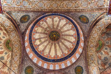 İstanbul, Türkiye - 10 Mayıs 2023 Mavi Cami Elektrikli Işıklar Bazilika Evleri Camdan yapılma İstanbul Türkiye. Mavi Cami ya da Sultan Ahmed Camii, Osmanlı Türkleri tarafından 1616 yılında inşa edilmiştir. Camilerde hiç insan resmi yok. Bu yüzden İslami süslemeler çiçeklerle süslenmiş.