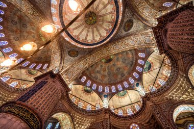 İstanbul, Türkiye - 10 Mayıs 2023 Mavi Cami Elektrikli Işıklar Bazilika Evleri Camdan yapılma İstanbul Türkiye. Mavi Cami ya da Sultan Ahmed Camii, Osmanlı Türkleri tarafından 1616 yılında inşa edilmiştir. Camilerde hiç insan resmi yok. Bu yüzden İslami süslemeler çiçeklerle süslenmiş.