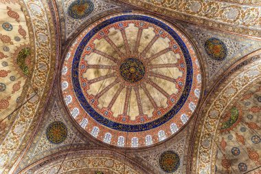 İstanbul, Türkiye - 10 Mayıs 2023 Mavi Cami Elektrikli Işıklar Bazilika Evleri Camdan yapılma İstanbul Türkiye. Mavi Cami ya da Sultan Ahmed Camii, Osmanlı Türkleri tarafından 1616 yılında inşa edilmiştir. Camilerde hiç insan resmi yok. Bu yüzden İslami süslemeler çiçeklerle süslenmiş.