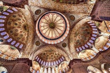 İstanbul, Türkiye - 10 Mayıs 2023 Mavi Cami Elektrikli Işıklar Bazilika Evleri Camdan yapılma İstanbul Türkiye. Mavi Cami ya da Sultan Ahmed Camii, Osmanlı Türkleri tarafından 1616 yılında inşa edilmiştir. Camilerde hiç insan resmi yok. Bu yüzden İslami süslemeler çiçeklerle süslenmiş.