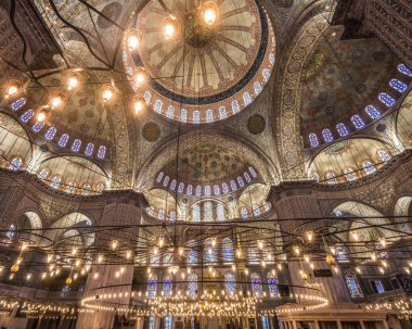 İstanbul, Türkiye - 10 Mayıs 2023 Mavi Cami Elektrikli Işıklar Bazilika Evleri Camdan yapılma İstanbul Türkiye. Mavi Cami ya da Sultan Ahmed Camii, Osmanlı Türkleri tarafından 1616 yılında inşa edilmiştir. Camilerde hiç insan resmi yok. Bu yüzden İslami süslemeler çiçeklerle süslenmiş.