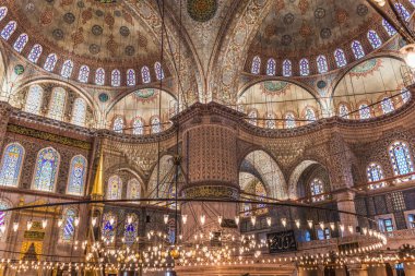 İstanbul, Türkiye - 10 Mayıs 2023 Mavi Cami Elektrikli Işıklar Bazilika Evleri Camdan yapılma İstanbul Türkiye. Mavi Cami ya da Sultan Ahmed Camii, Osmanlı Türkleri tarafından 1616 yılında inşa edilmiştir. Camilerde hiç insan resmi yok. Bu yüzden İslami süslemeler çiçeklerle süslenmiş.