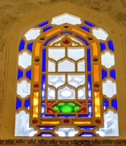 イスタンブール トルコ 2023年5月10日ブルーモスク大聖堂カラフルなステンドグラスイスタンブールトルコ ブルー モスクまたはスルタン アフマド モスクは1616年にオスマン帝国によって建設された モスク人の写真がないので コーランからの花の詩とイスラム装飾 — ストック写真