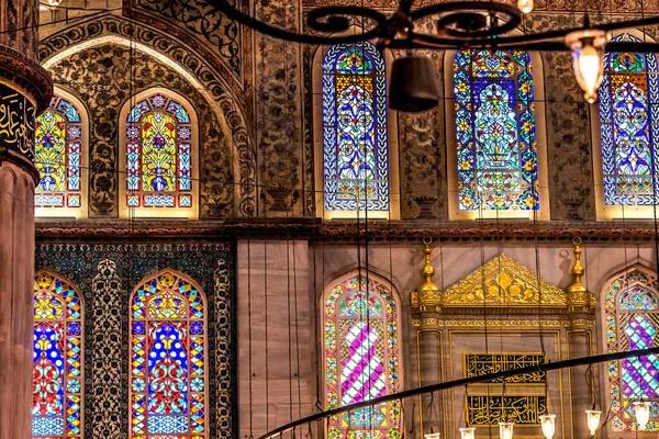 イスタンブール トルコ 2023年5月10日ブルーモスク電気ライトバシリカステンドグラスイスタンブールトルコ ブルーモスクまたはスルタン アーメド モスクは1616年にオスマントルコ人によって建てられた — ストック写真