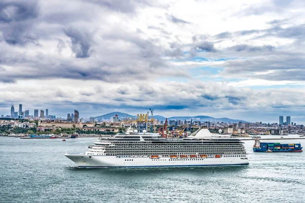 游轮拖轮通过博斯普鲁斯海峡航道船土耳其伊斯坦布尔 Boshporus将欧洲从左边连接到右边的亚洲 连接地中海和黑海的海峡 — 图库照片