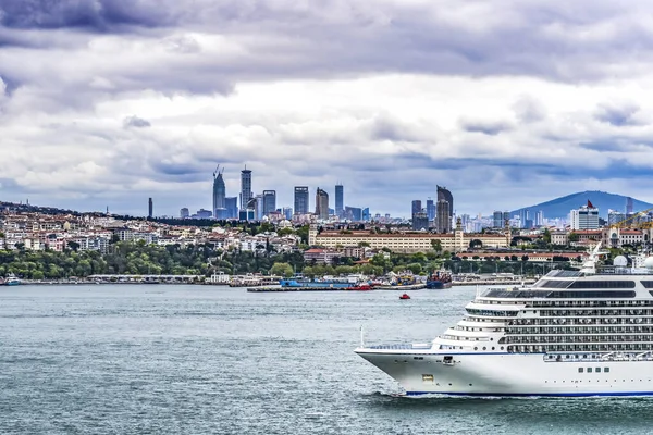 游轮航行通过博斯普鲁斯海峡水道船现代城市建筑土耳其伊斯坦布尔 Boshporus将欧洲从左边连接到右边的亚洲 连接地中海和黑海的海峡 — 图库照片