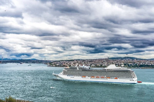 横渡博斯普鲁斯海峡航道大桥的游轮土耳其伊斯坦布尔 Boshporus将欧洲从左边连接到右边的亚洲 连接地中海和黑海的海峡 — 图库照片