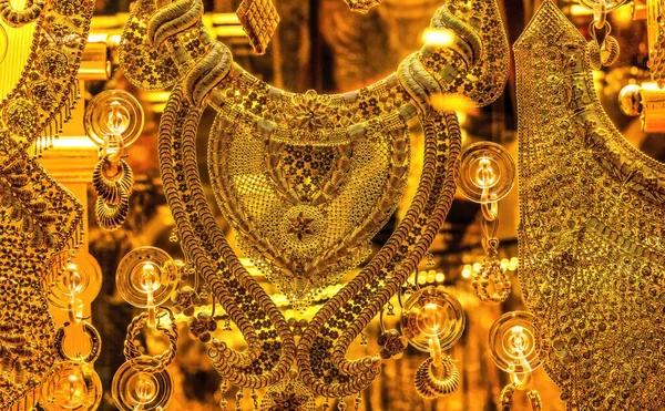 色彩艳丽的金银珠宝装饰伊斯坦布尔大集市土耳其 大巴扎是土耳其黄金和外汇的核心 买黄金的好地方 — 图库照片
