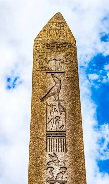 エジプトの象形文字コンスタンティノープル イスタンブール トルコのテオドシウス ヒッポドロームのオベリスク オベリスクは 紀元前324Ad年にテオドシウス帝によってエジプトからもたらされました もともとルクソールのカルナック神殿から1490年に建てられました — ストック写真