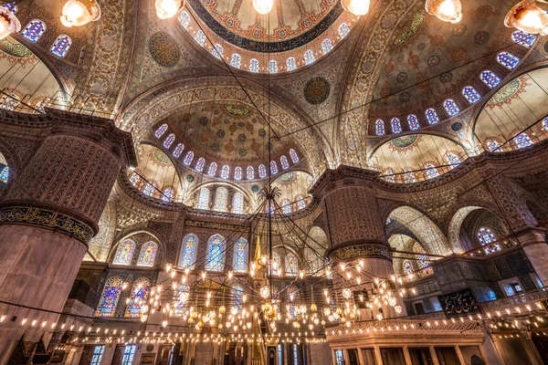 İstanbul, Türkiye - 10 Mayıs 2023 Mavi Cami Elektrikli Işıklar Bazilika Evleri Camdan yapılma İstanbul Türkiye. Mavi Cami ya da Sultan Ahmed Camii, Osmanlı Türkleri tarafından 1616 yılında inşa edilmiştir. Camilerde hiç insan resmi yok. Bu yüzden İslami süslemeler çiçeklerle süslenmiş.