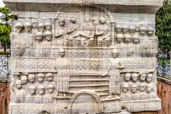 ローマ基地テオドシウス裁判所コンスタンティノープルのヒッポドロームトルコ オベリスクは元々 紀元前324Ad年にテオドシウス帝によってもたらされました 彫刻された基台はテオドシウス帝の宮廷を示している — ストック写真