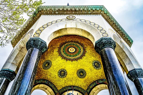 色彩艳丽的德皇威廉德国八面玲珑的土耳其伊斯坦布尔君士坦丁堡希波利翁宅邸 始建于1900年 以纪念德皇威廉对伊斯坦布尔的访问 — 图库照片