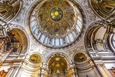 Berlin, Almanya - 8 Mayıs 2023 Dome Altar Glass Berlin Katedrali Berlinli Dom Berlin Almanya. Almanya 'daki en büyük Protestan Kilisesi. 1894 ile 1905 yılları arasında Kayzer Wilhelm II için inşa edilmiş ama kilise 1400 'lere dayanıyor. Savaştan sonra yenilendi.