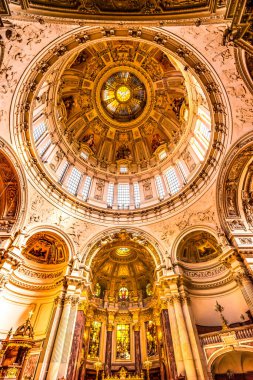 Berlin, Almanya - 8 Mayıs 2023 Altar Berlin 'in Cam Katedrali Berlinli Dom Berlin Almanya. Almanya 'daki en büyük Protestan Kilisesi. 1894 ile 1905 yılları arasında Kayzer Wilhelm II için inşa edilmiş ama kilise 1400 'lere dayanıyor. Savaştan sonra yenilendi.
