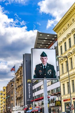 Berlin, Almanya - 8 Mayıs 2023 Amerikan Askeri Kontrol Noktası Charlie Bugün Doğu Berlin 'den Batı Berlin Restoranlarına En İyi Bilinen Berlin Duvarı Sembol Kapısı Soğuk Savaş Berlin Almanya' sına bakıyor. 1961 'den 1989' a kadar Berlin 'den ayrılmış..