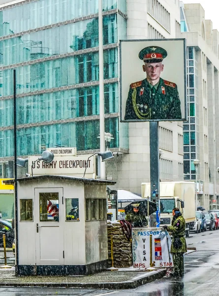Checkpoint Charlie Hoje Nevar Russo Soldado Imagem Mais Conhecido Berlim — Fotografia de Stock