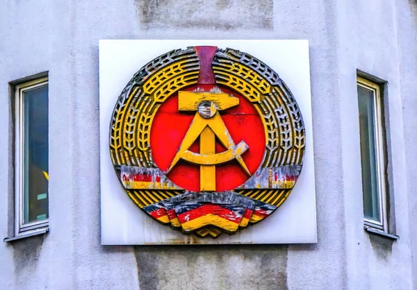 Altes Nationalwappen Ostdeutschland Checkpoint Charlie Berlin Deutschland Hammer Workers Symbol — Stockfoto