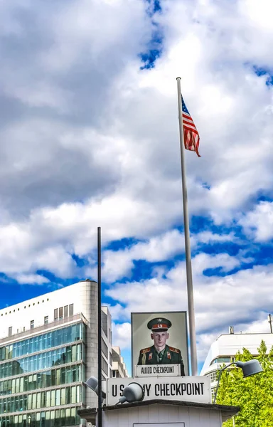 Checkpoint Charlie Idag Flagga Östtysk Soldat Foto Mest Välkända Berlin — Stockfoto