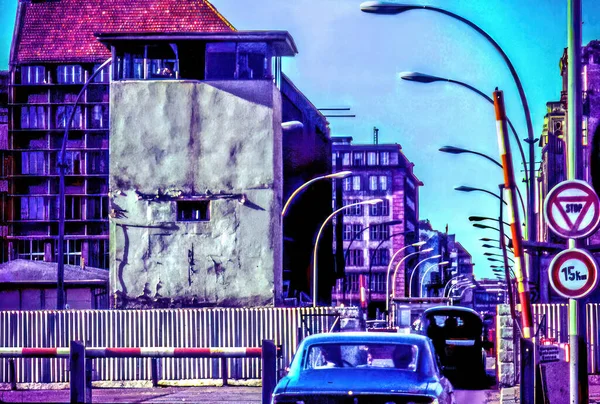 原始检查站查理 韦斯特最有名的柏林墙穿越点象征着冷战时期的德国柏林 照片拍摄于1971年 穿过西柏林到东柏林共产党 1961年至1989年 查理与沃尔将西柏林与东柏林分隔开来 — 图库照片