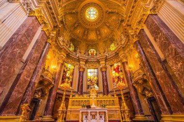 Berlin, Almanya - 8 Mayıs 2023 Altar Berlin 'in Cam Katedrali Berlinli Dom Berlin Almanya. Almanya 'daki en büyük Protestan Kilisesi. 1894 ile 1905 yılları arasında Kayzer Wilhelm II için inşa edilmiş ama kilise 1400 'lere dayanıyor. Savaştan sonra yenilendi.