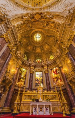 Berlin, Almanya - 8 Mayıs 2023 Altar Berlin 'in Cam Katedrali Berlinli Dom Berlin Almanya. Almanya 'daki en büyük Protestan Kilisesi. 1894 ile 1905 yılları arasında Kayzer Wilhelm II için inşa edilmiş ama kilise 1400 'lere dayanıyor. Savaştan sonra yenilendi.