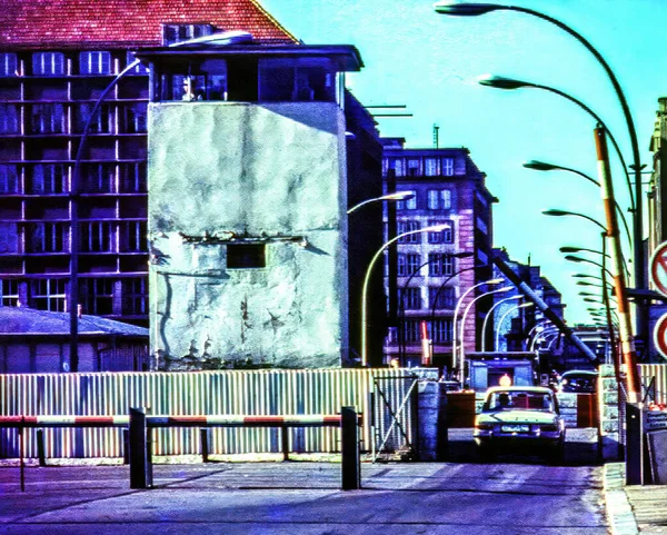 原始检查站查理 韦斯特最有名的柏林墙穿越点象征着冷战时期的德国柏林 照片拍摄于1971年 穿过西柏林到东柏林共产党 1961年至1989年 查理与沃尔将西柏林与东柏林分隔开来 — 图库照片