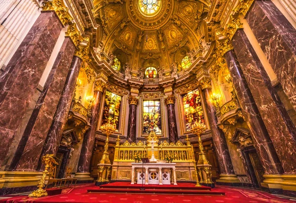 ベルリン ドイツ 2023年5月8日アルターステンドグラスベルリン大聖堂ベルリンドームベルリンドイツ ドイツ最大のプロテスタント教会 1894年から1905年までカイザー ヴィルヘルム2世のために建てられましたが 教会は1400年に戻ります 戦後復興 — ストック写真
