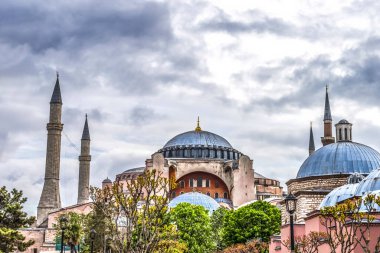 Ayasofya Camii İstanbul Türkiye. İmparator Justinian M.Ö. 537 'de Konstantinopolis katedrali inşa etti. 1000 yılı aşkın süredir en büyük Hristiyan kilisesi. 1453 yılında Osmanlı Türkleri camiye çevrildi. 1935 'te bir müze, 2020' de bir cami.