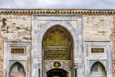 Renkli giriş kapısı Topkapı Sarayı Sultanahmet Meydanı İstanbul Türkiye. 1460 'tan 1856' ya kadar Topkapı Sarayı Osmanlı İmparatorluğu 'nun yönetim merkeziydi. Kapıdaki imzalar Osmanlı sultanlarının yanı sıra Kuran 'ın süslemeleri ve ayetleridir..