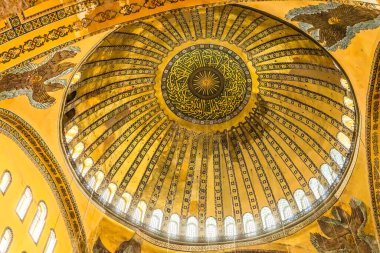 İstanbul, Türkiye - 10 Mayıs 2023 Ayasofya Camii Bazilika İstanbul Türkiye. İmparator Justinian MS 537 yılında Konstantinopolis katedrali inşa etti ve daha sonra 1453 ve 2020 'de cami oldu. Kubbe dört Hıristiyan antik melek mozaiğiyle çevrili.