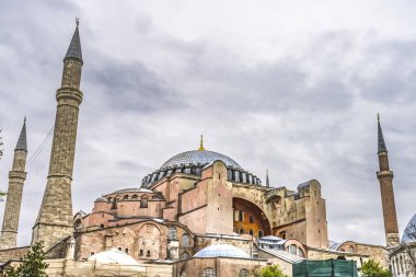İstanbul 'un dışındaki Ayasofya Cami Kubbesi Minareleri. İmparator Justinian M.Ö. 537 'de Konstantinopolis katedrali inşa etti. 1000 yılı aşkın süredir en büyük Hristiyan kilisesi. 1453 yılında Osmanlı Türkleri camiye çevrildi. 1935 'te bir müze, 2020' de bir cami.
