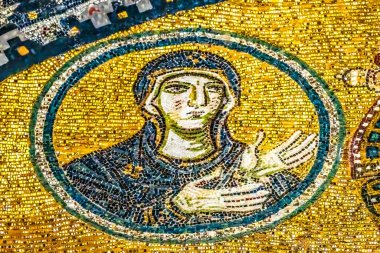 İstanbul, Türkiye - 10 Mayıs 2023 Bakire Meryem Mozaik Giriş Ayasofya Camii İstanbul Türkiye. İmparator Justinian, Milattan sonra 537 yılında Konstantinopolis katedrali inşa etti. 1000 yılı aşkın süredir en büyük Hristiyan kilisesi. Mozaik M.S. 800-900 yılları arasında kuruldu.. 