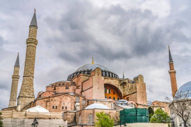 İstanbul 'un dışındaki Ayasofya Cami Kubbesi Minareleri. İmparator Justinian M.Ö. 537 'de Konstantinopolis katedrali inşa etti. 1000 yılı aşkın süredir en büyük Hristiyan kilisesi. 1453 yılında Osmanlı Türkleri camiye çevrildi. 1935 'te bir müze, 2020' de bir cami.