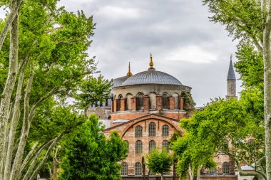 Ayasofya Camii İstanbul Türkiye. İmparator Justinian M.Ö. 537 'de Konstantinopolis katedrali inşa etti. 1000 yılı aşkın süredir en büyük Hristiyan kilisesi. 1453 yılında Osmanlı Türkleri camiye çevrildi. 1935 'te bir müze, 2020' de bir cami.